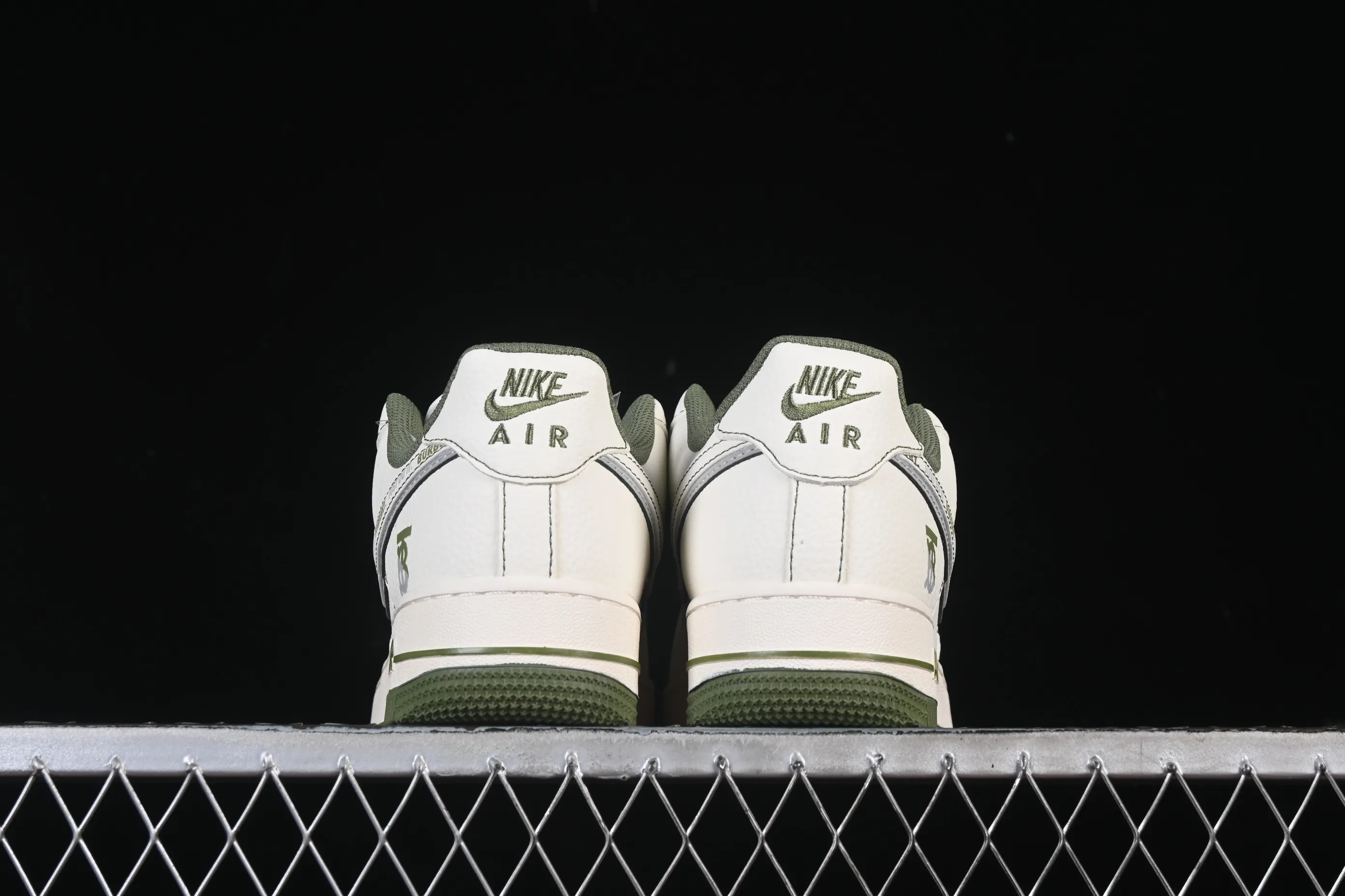 All categories Nk Air Force 1 Air Force series Nk Air Force 1 Low Air Force low top Nike Air Force 1'07 Low Burberry co-branded Mi Army green electric embroidery Air Force 1 low top casual sneakers JP8028-003